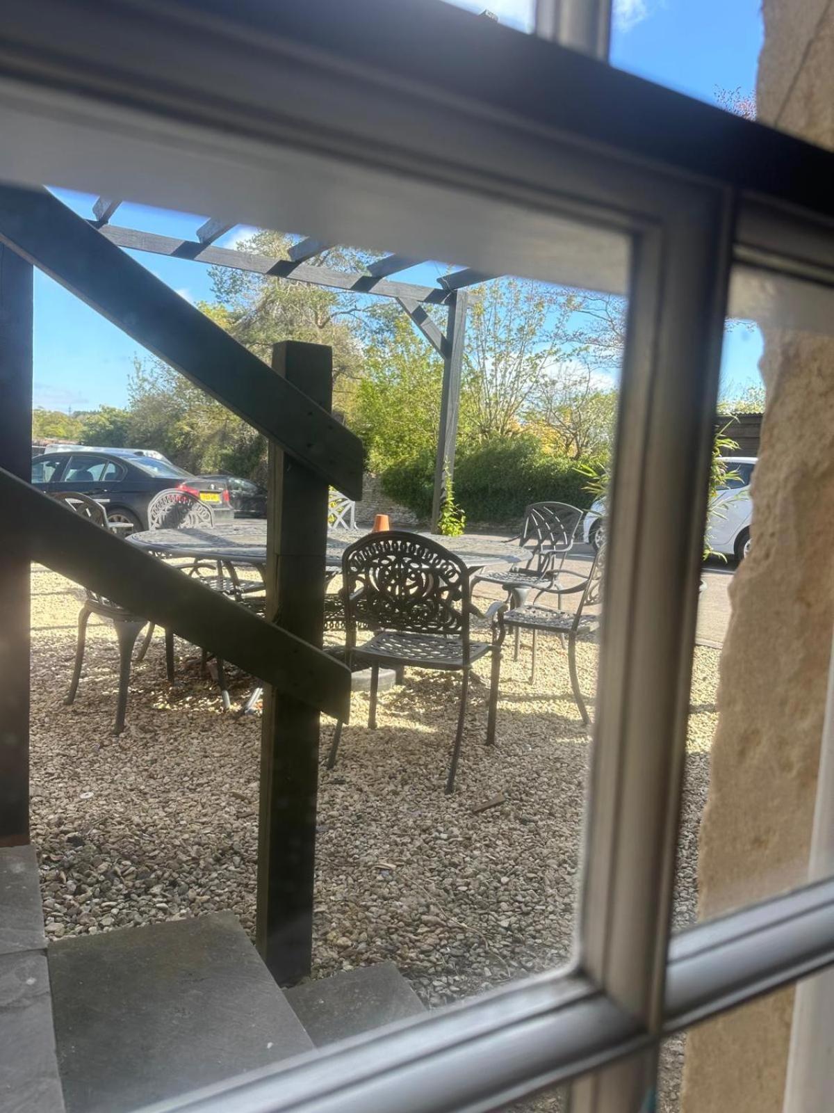 The White Hart Atworth Exterior foto